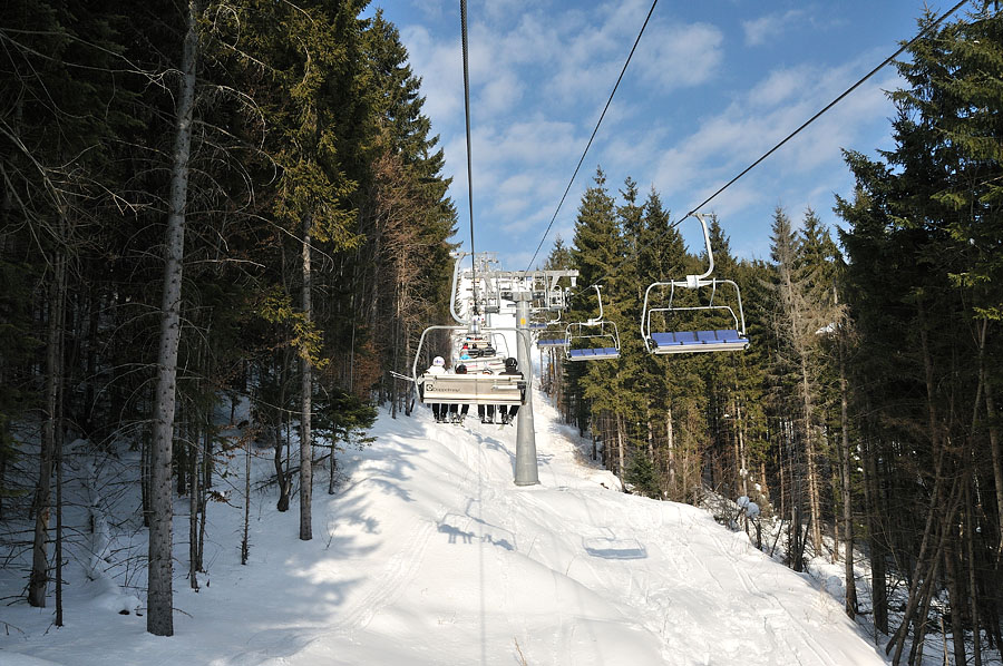 Подъемник над лыжным спуском в ГК Буковель
