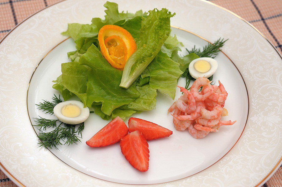 Весенний салат с креветками и клубникой