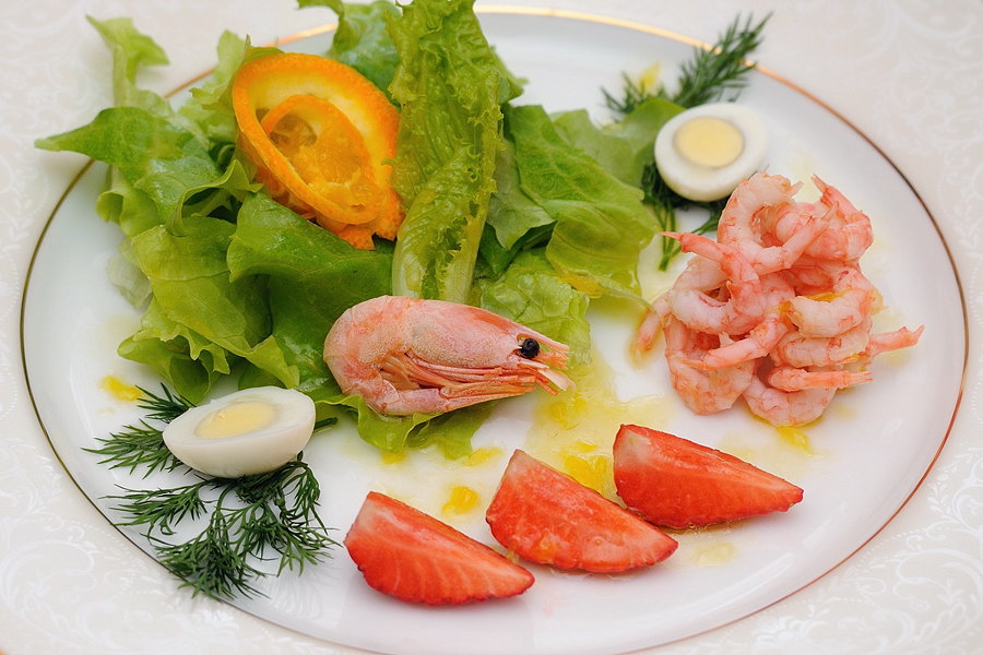 Весенний салат с креветками и клубникой