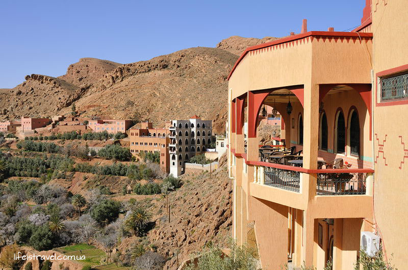 отель над ущельем Дадес в горах Марокко 