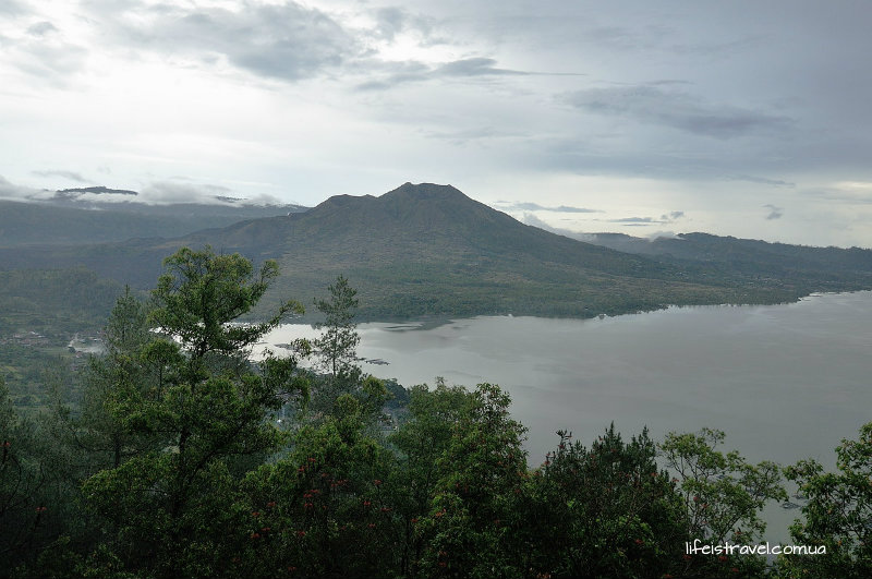 озера Бератан у подножия вулкана Батур