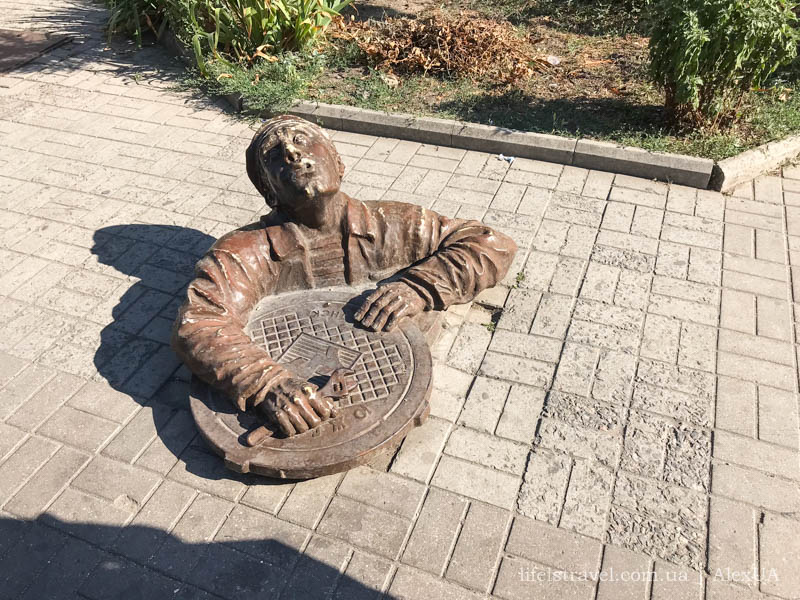 Памятник сантехнику в Бердянске