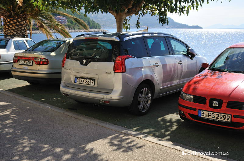 парковка возле апартаментов в Подгоре, Хорватия