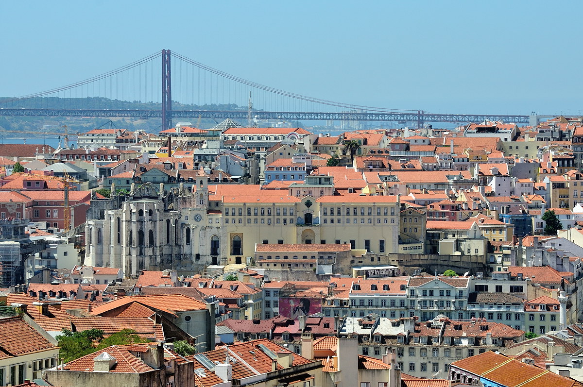вид с крепости на мост 25 апреля в Лиссабоне