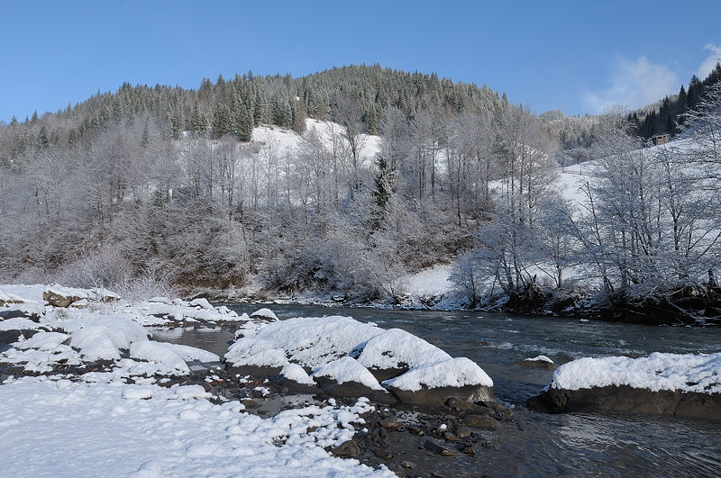 река Черемош, зимние Карпаты
