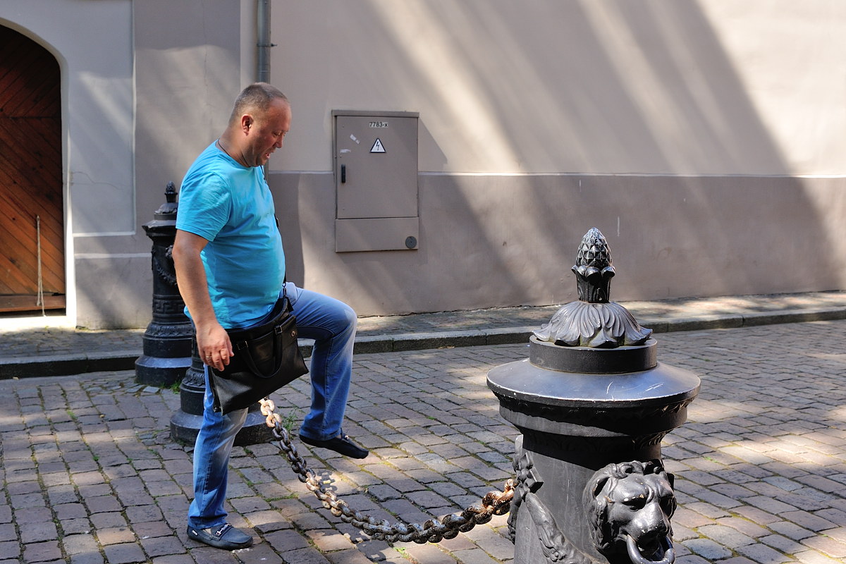 Леха Прилуцкий исполняет то, что обычно делают туристы в Риге