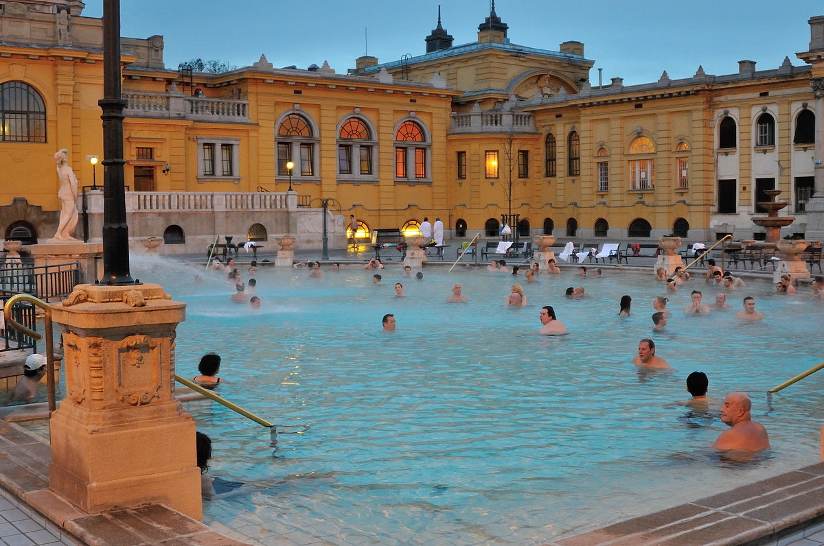 Купальня Сечени в Будапеште, самое популярное место зимой среди туристов