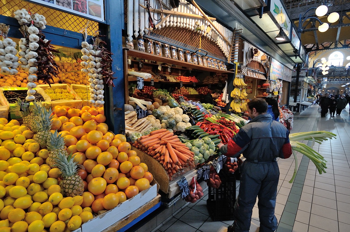 Продовольственный рынок в Будапеште ранним утром