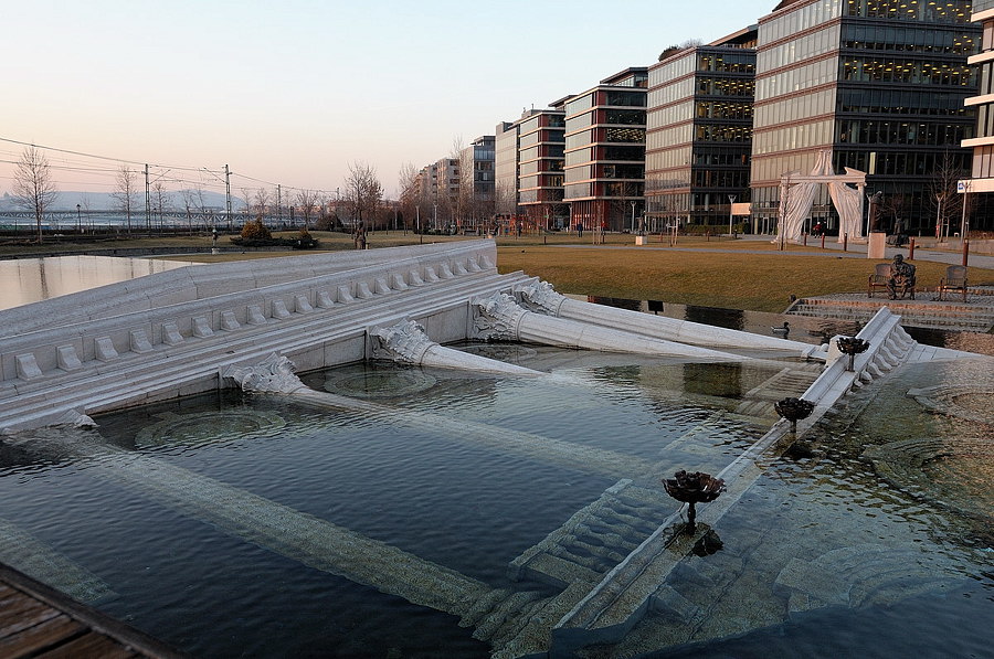 фонтан возле национального театра в Будапеште