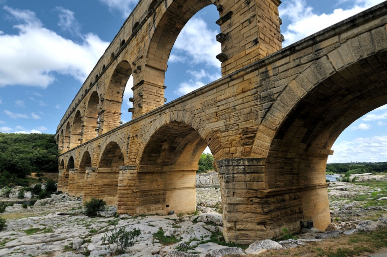 Pont du Gard - древнеримский след во Франции.